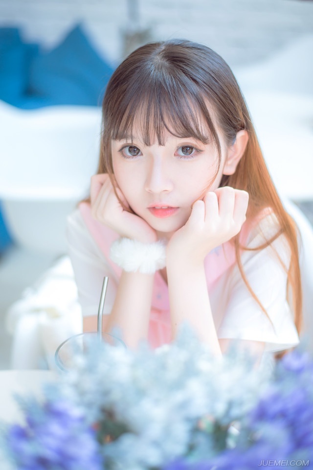 “我……”小乔闻言一颤，茫然的看了吕布一眼，又看了看一眼焦急的姐姐，摸了摸自己的肚子，苦涩的摇摇头：“妾身是夫君的女人，自然不会。”